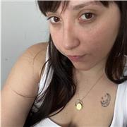 Estudiante de bellas artes a la que le gusta mucho el dibujo